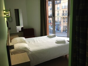 Desk, soundproofing, iron/ironing board, free WiFi - Couleurs Sud (Charleville-Mezieres)