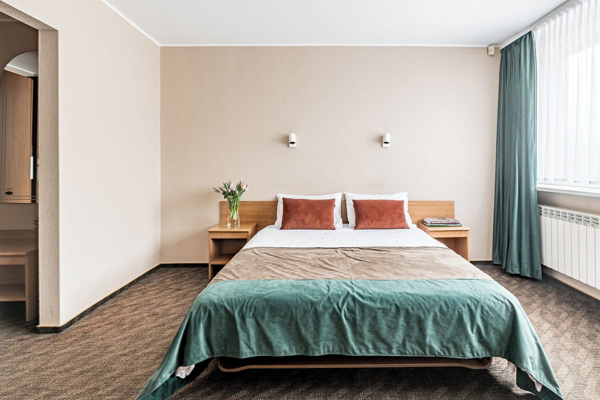 Double Room | 1 bedroom, in-room safe, desk, blackout curtains