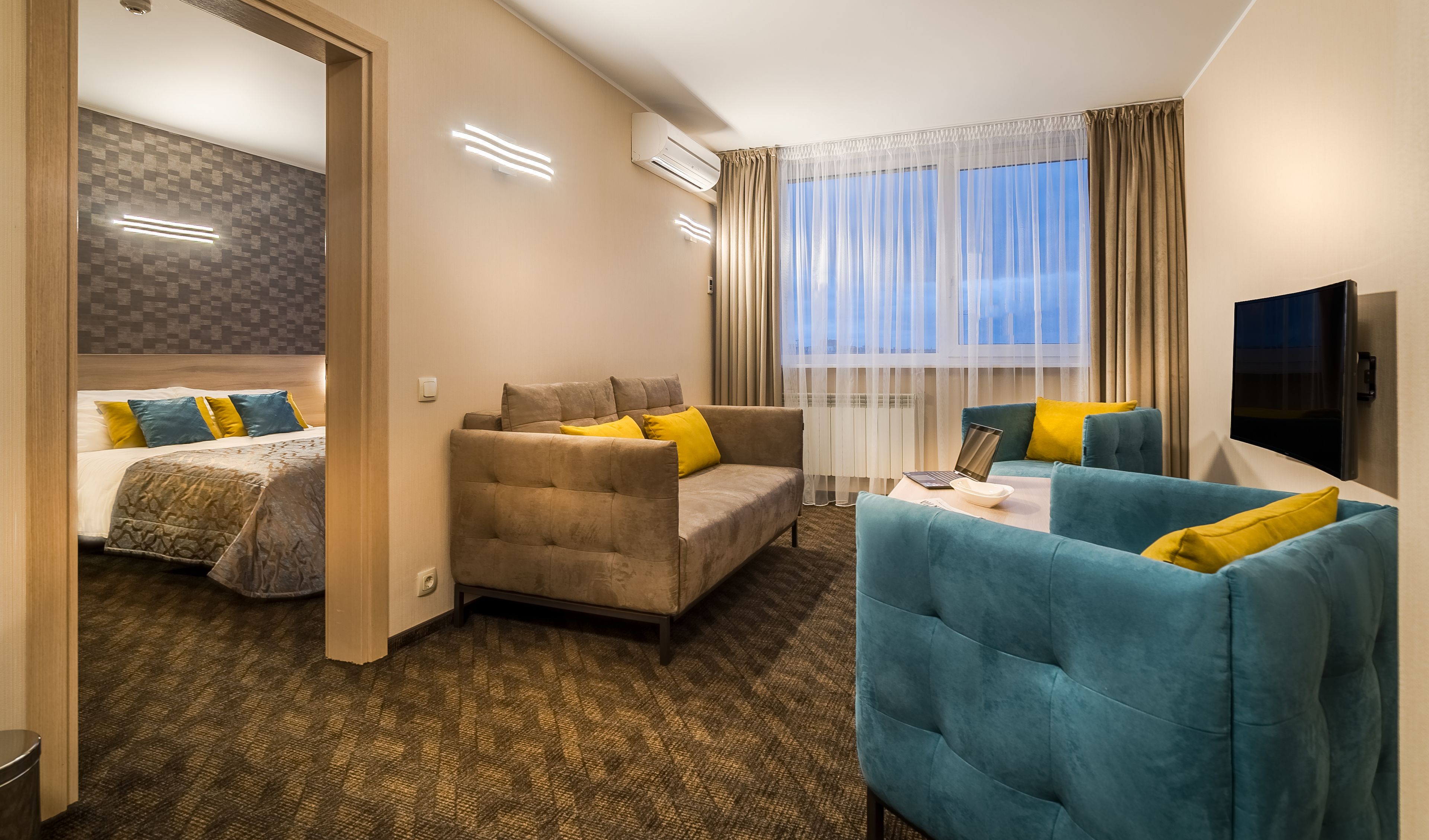 suite, 1 double bed | in-room safe, desk, blackout curtains, soundproofing