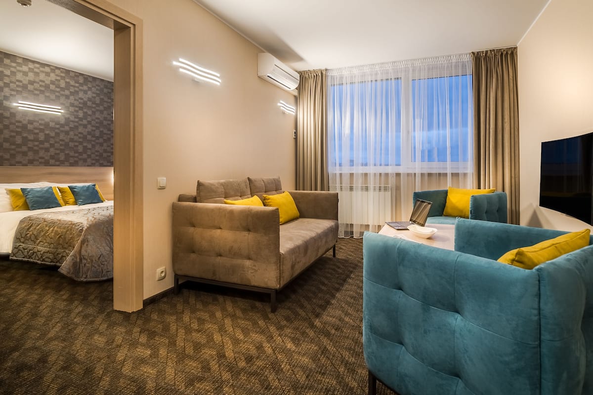 suite, 1 double bed | in-room safe, desk, blackout curtains, soundproofing