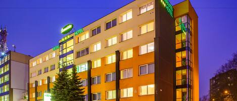 Façade de lâhĂ©bergement - soirĂ©e/nuit