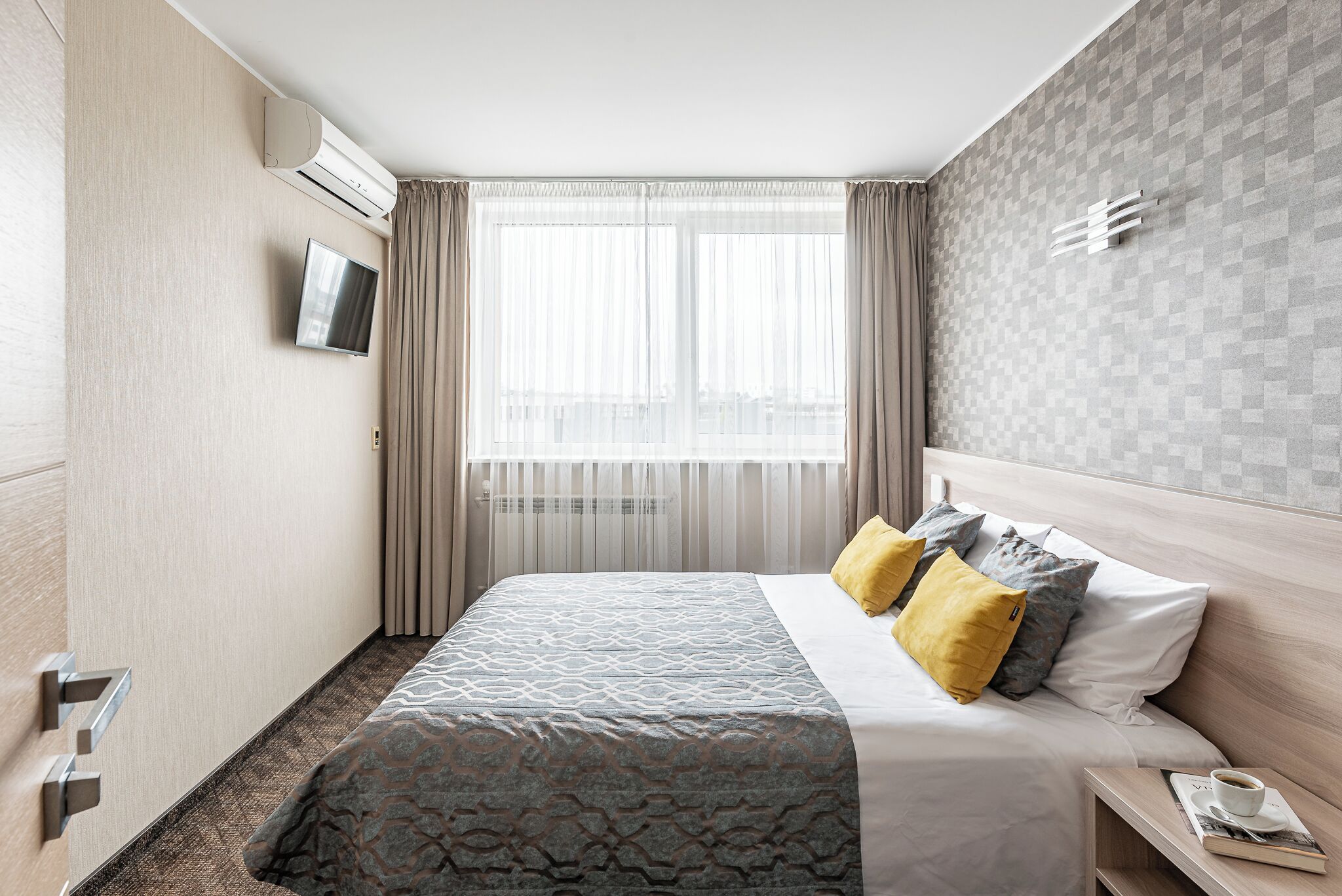 suite, 1 double bed | in-room safe, desk, blackout curtains, soundproofing