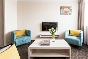 Suite, 1 dobbeltseng | 1 soverom, safe på rommet, skrivebord og blendingsgardiner