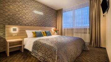 套房, 1 张双人床 | 1 多间卧室、客房内保险箱、办公桌、遮光窗帘