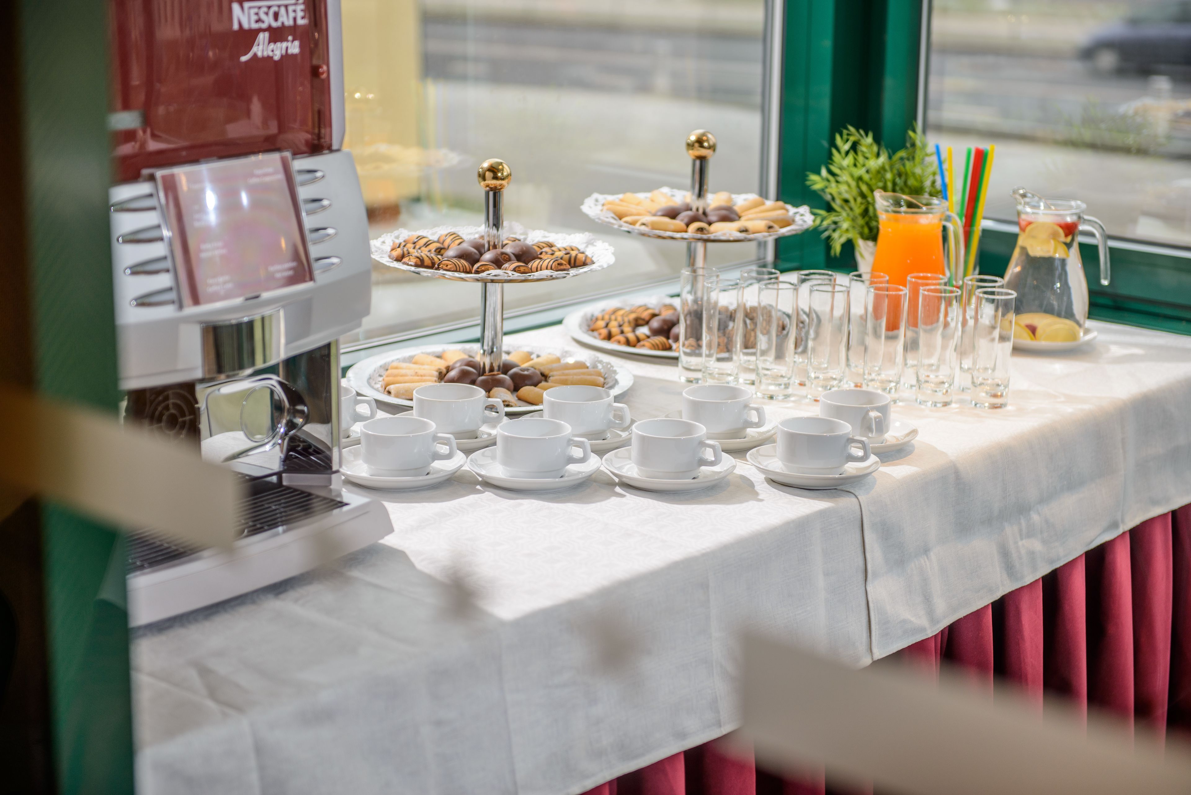 Un bufé de desayuno con diversos pasteles, café y jugo.