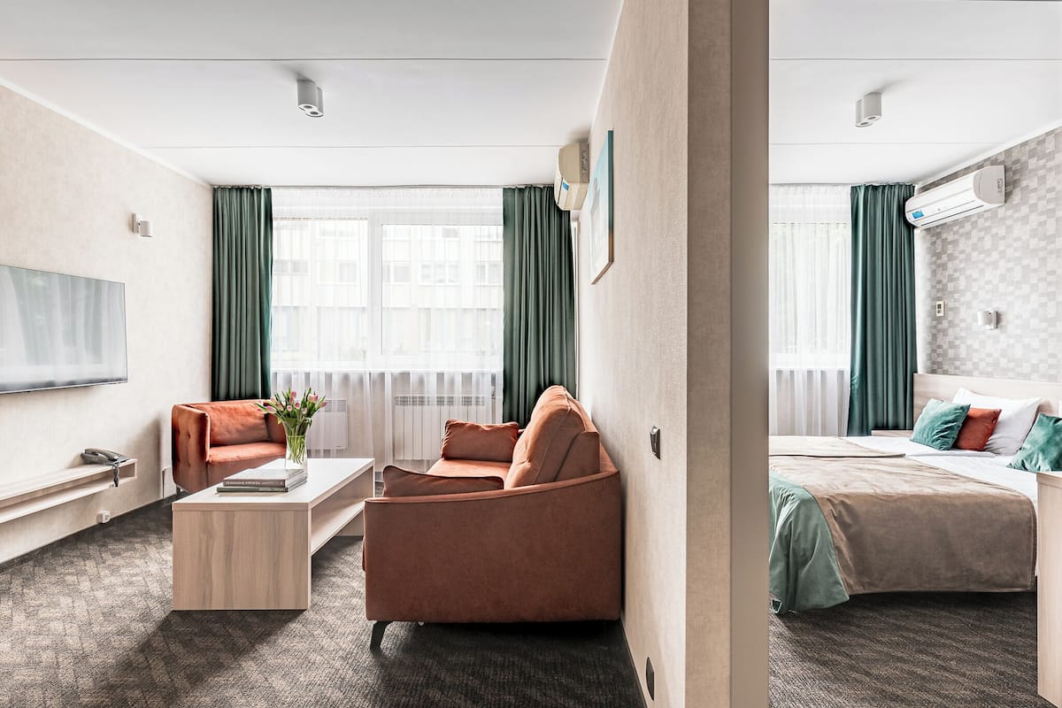 deluxe double room, 1 bedroom | in-room safe, desk, blackout curtains, soundproofing