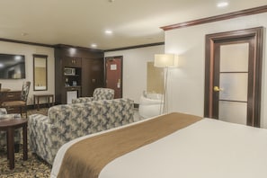 Suite Premium, 1 cama de matrimonio grande, bañera de hidromasaje | Caja fuerte, escritorio, tabla de planchar con plancha y wifi gratis
