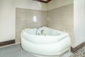 Suite Premium, 1 cama King size, hidromasaje | Tina de hidromasaje privada