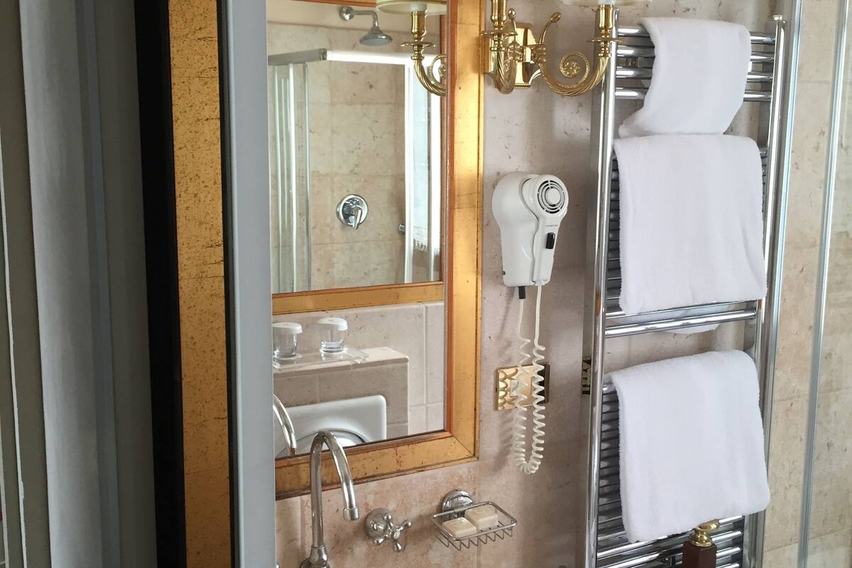 combined shower/bathtub, hair dryer, bathrobes, slippers