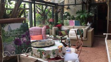 Petit déjeuner buffet (23 EUR par personne)