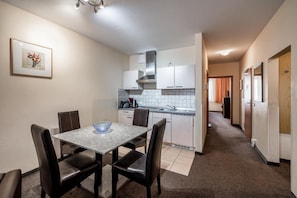 Réfrigérateur, micro-ondes (sur demande), plaque de cuisson