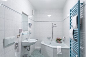Combined shower/bathtub, hair dryer, towels, shampoo - Aparthotel Münzgasse (Dresden)