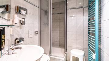 Combined shower/bathtub, hair dryer, towels, shampoo