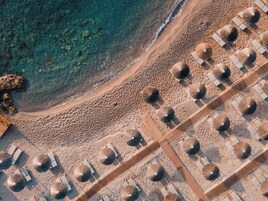 Ubicación a pie de playa, tumbonas, sombrillas y toallas de playa