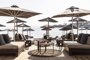 On the beach, sun loungers, beach umbrellas, beach towels - Eden Roc Resort Hotel (Rhodes)