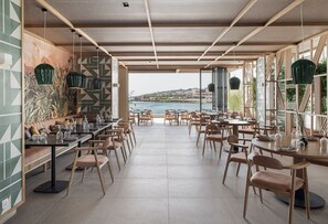 9 restaurants, breakfast served - Eden Roc Resort Hotel (Rhodes)