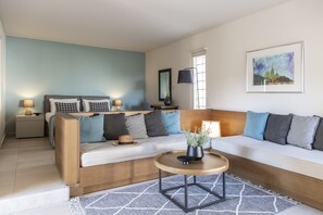 Bungalow | Ilmaiset minibaarituotteet, tallelokero huoneessa, pimennysverhot