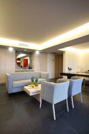 Suite – royal | Oppholdsområde | Flatskjerm-TV