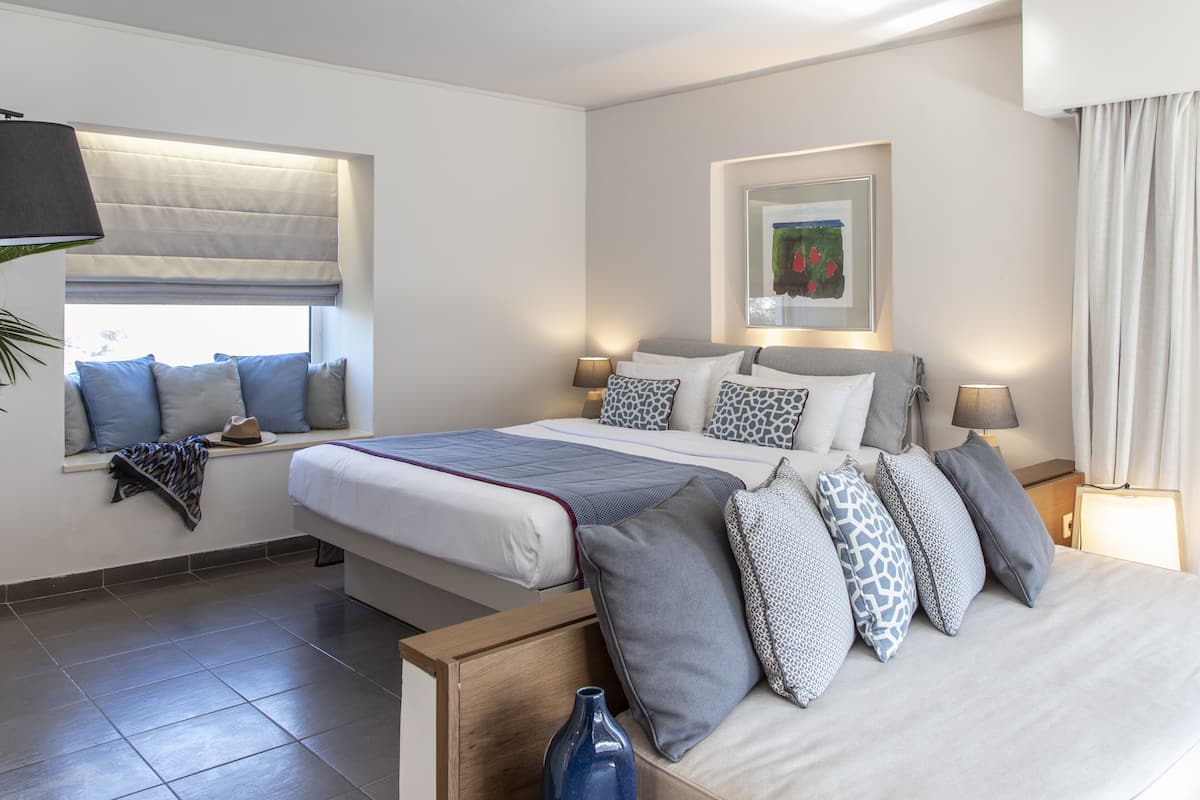 Free minibar, in-room safe, blackout curtains