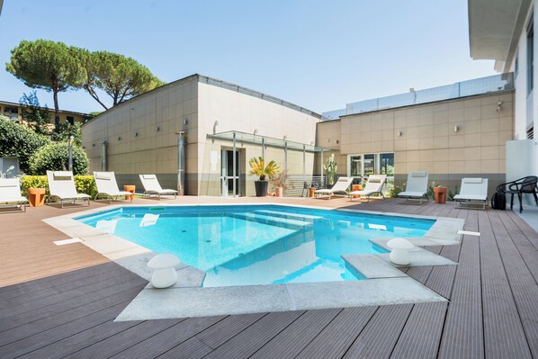 Seasonal outdoor pool, sun loungers