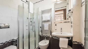 Ducha, artĂculos de tocador gratuitos, secador de pelo, pantuflas