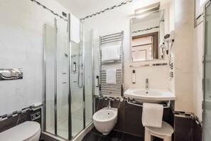 Ducha, artículos de higiene personal gratuitos y secador de pelo