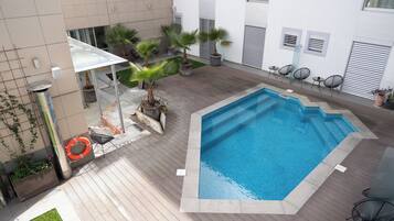 Piscine extérieure (ouverte en saison), chaises longues