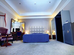 Junior suite, 1 slaapkamer, koelkast, uitzicht op stad | 1 slaapkamer, een minibar, een kluis op de kamer, een bureau