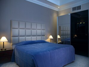 Junior suite, 1 slaapkamer, koelkast, uitzicht op stad | 1 slaapkamer, een minibar, een kluis op de kamer, een bureau