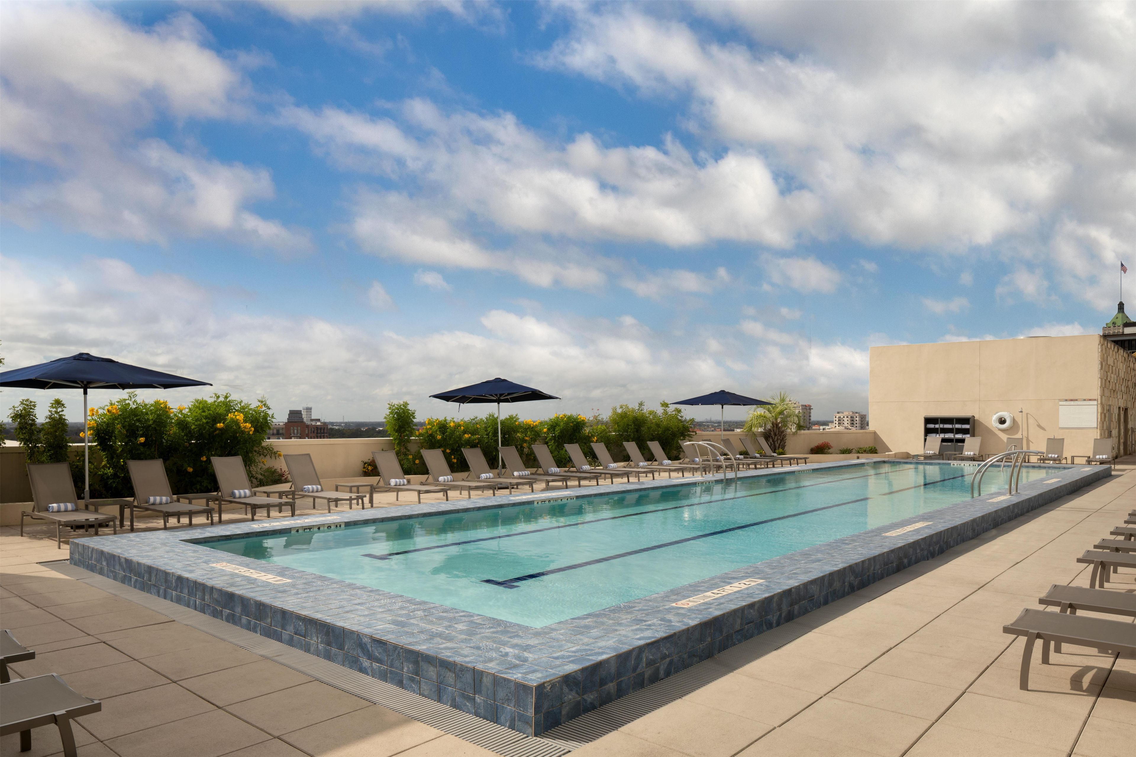 Piscine extérieure, accès possible de 6 h à 22 h, chaises longues