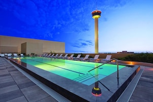 Una piscina al aire libre (de 06:00 a 22:00), tumbonas