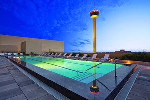 Outdoor pool, open 6:00 AM to 10:00 PM, pool loungers - Grand Hyatt San Antonio River Walk (San Antonio)