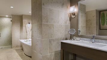 Een bad/douchecombinatie, designer toiletartikelen, een haardroger