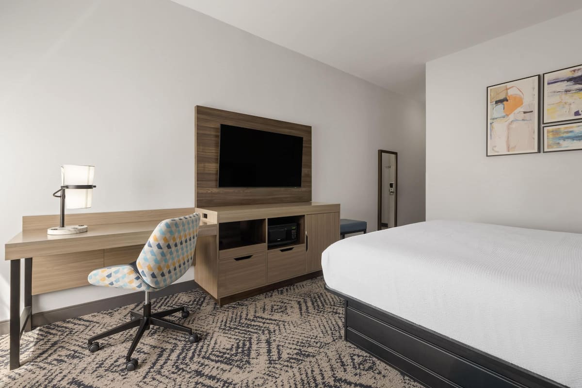 Room, 1 King Bed, Non Smoking | Premium bedding, pillowtop beds, desk, soundproofing