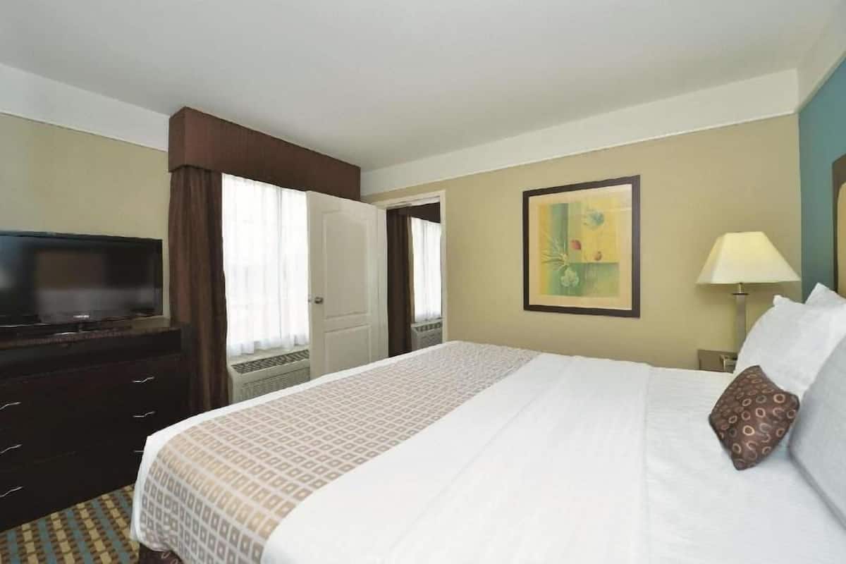 Ropa de cama de alta calidad, camas con pillow-top y escritorio