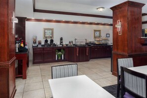 Free daily continental breakfast  - La Quinta Inn & Suites by Wyndham Savannah Airport - Pooler (Pooler)