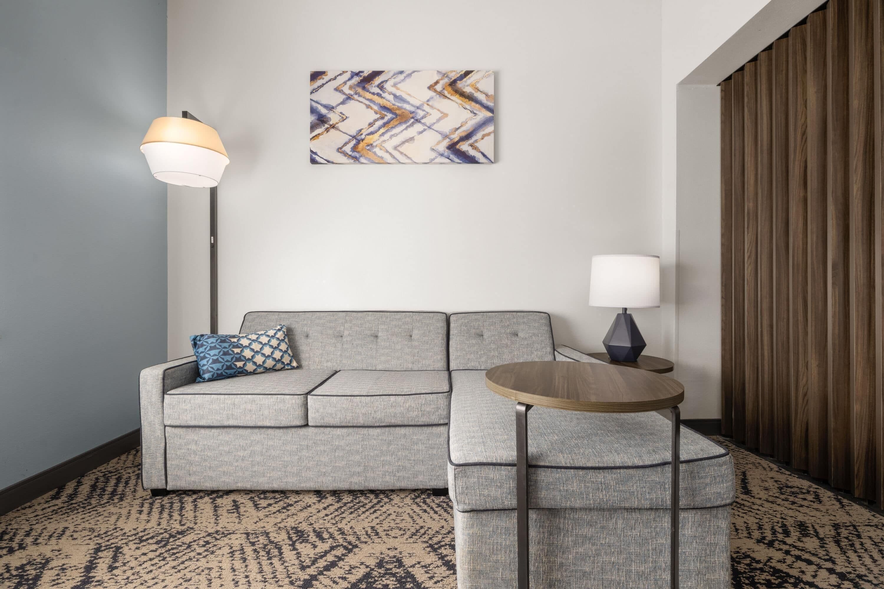Ropa de cama de alta calidad, colchones con pillow-top y escritorio 