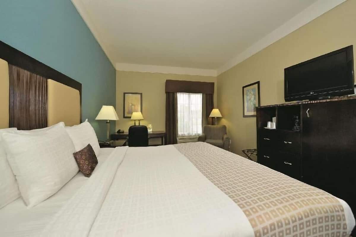 Ropa de cama de alta calidad, camas con pillow-top y escritorio
