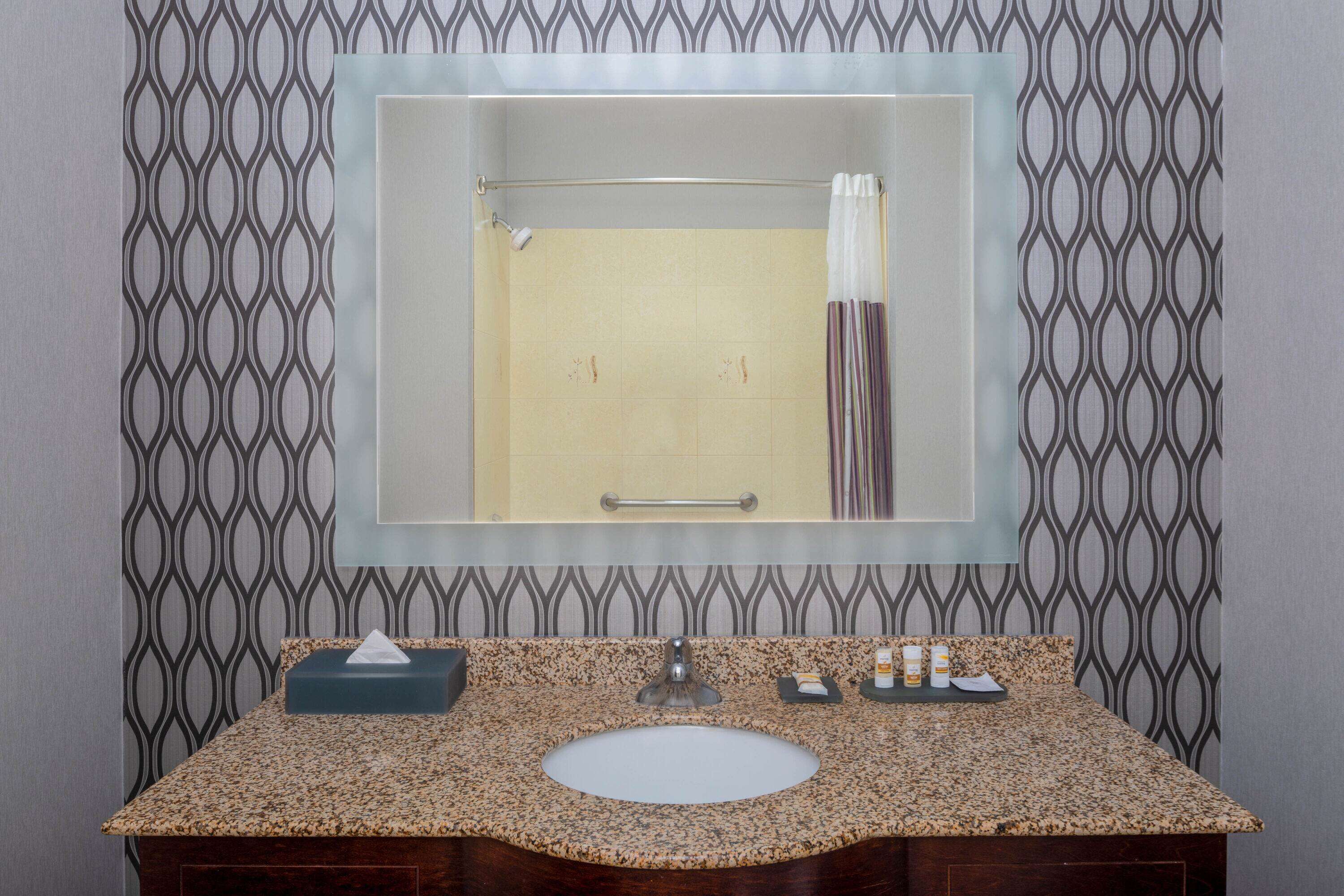 room, 1 king bed, non smoking | bathroom | combined shower/bathtub, free toiletries, hair dryer, towels