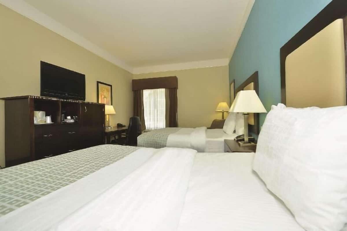 Ropa de cama de alta calidad, camas con pillow-top y escritorio