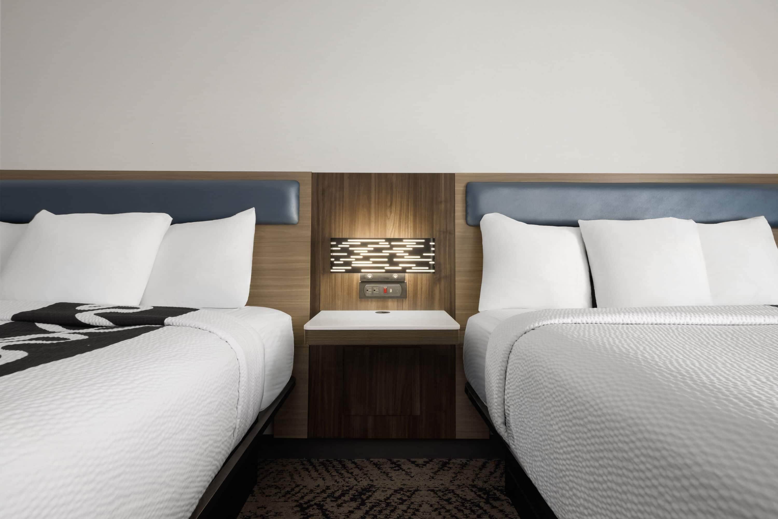 Ropa de cama de alta calidad, colchones con pillow-top y escritorio 