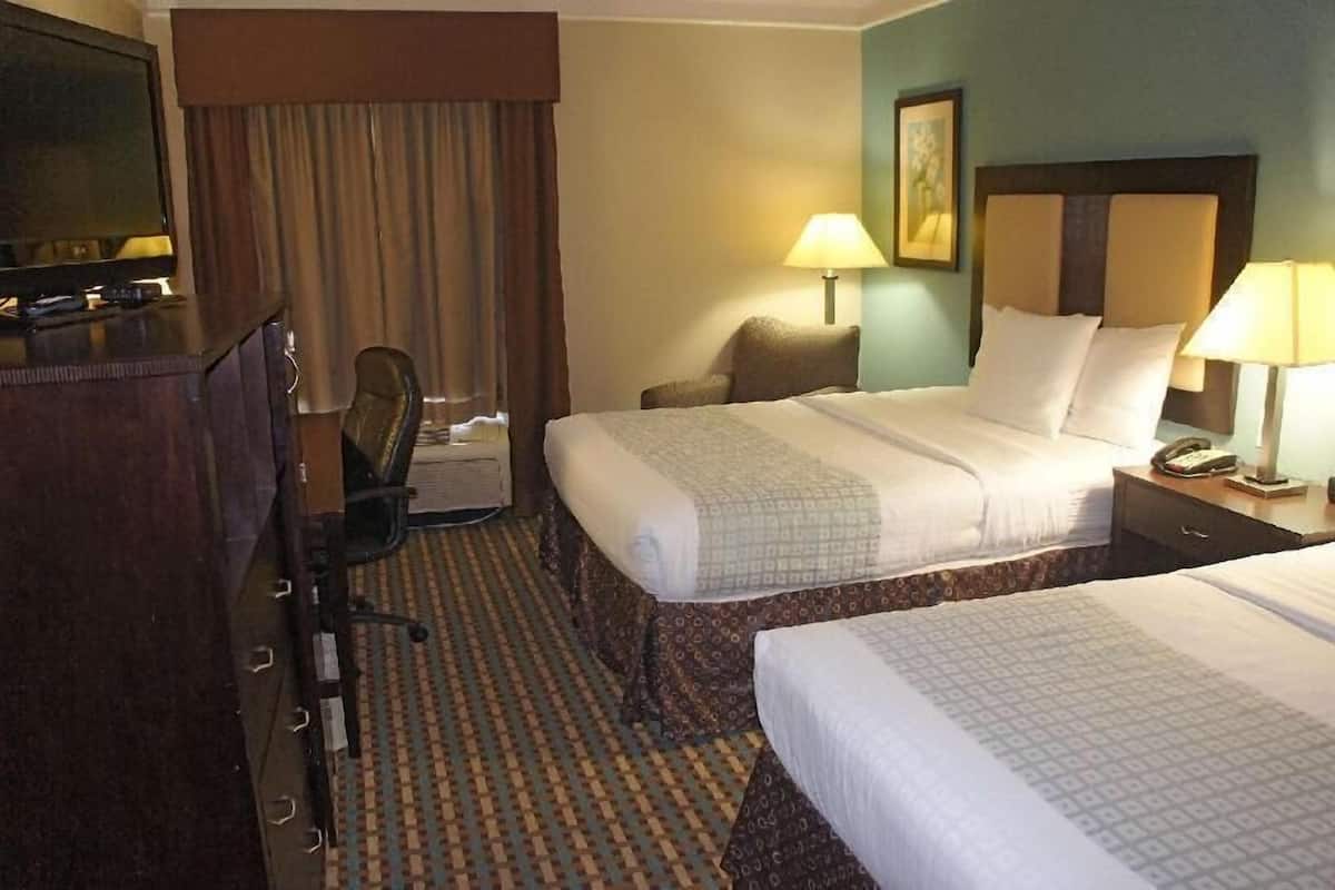 Ropa de cama de alta calidad, camas con pillow-top y escritorio