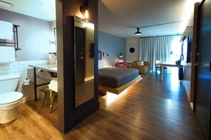 Premium bedding, desk, laptop workspace, blackout curtains - MOXY Phoenix Tempe/ASU Area (Tempe)