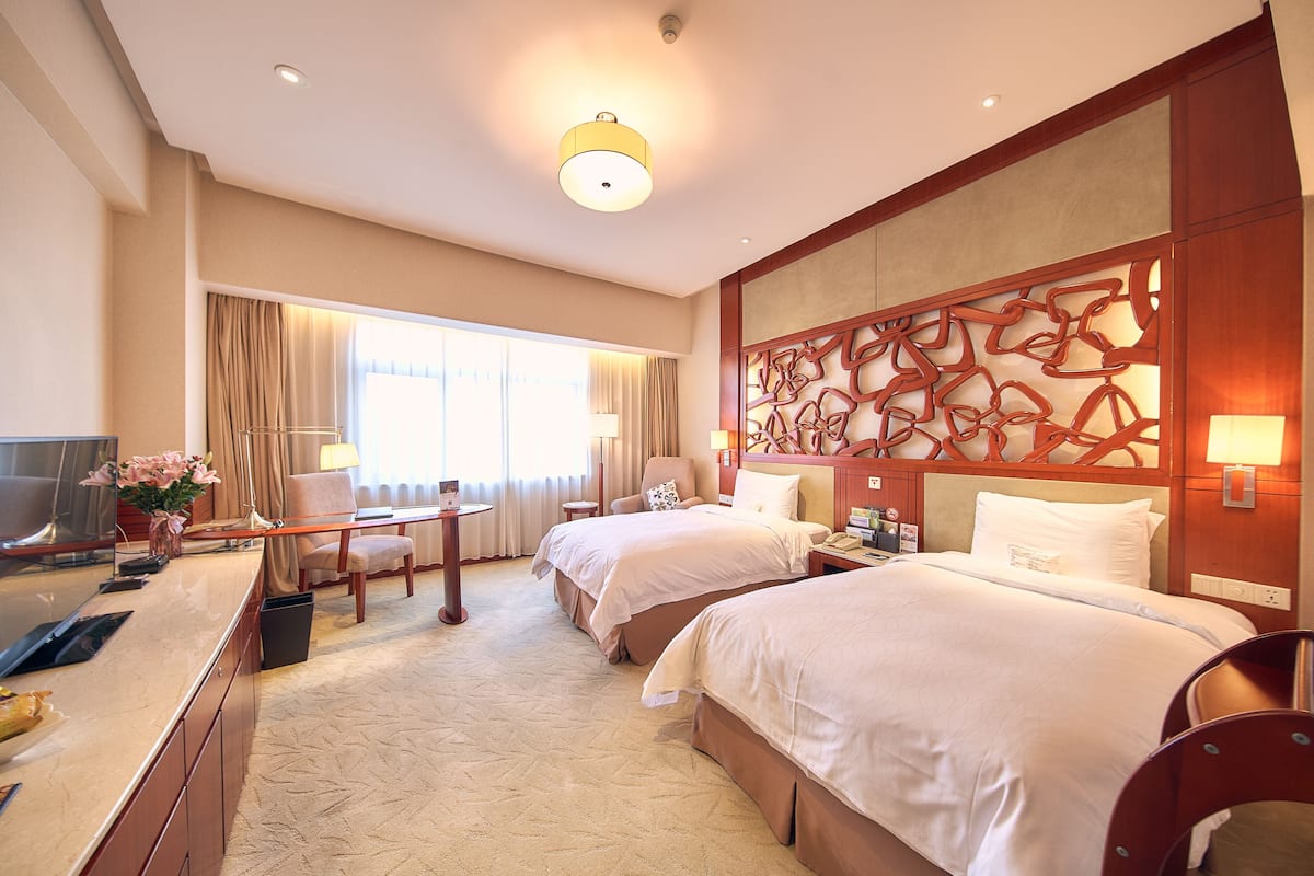 Minibar, safe på rommet, skrivebord og blendingsgardiner