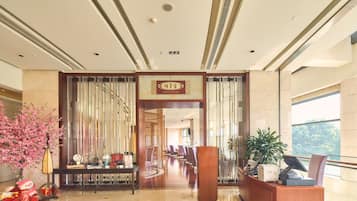 2 restaurants; breakfast, lunch, and dinner served