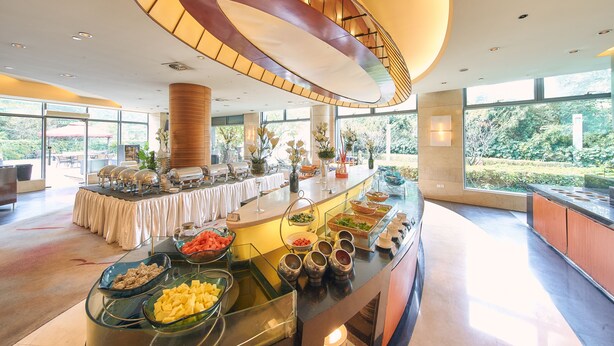 A buffet area with various food items and a modern ceiling design. - Parkview Hotel Shanghai (Shanghai)