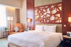 Minibar, caja fuerte, escritorio y cortinas opacas