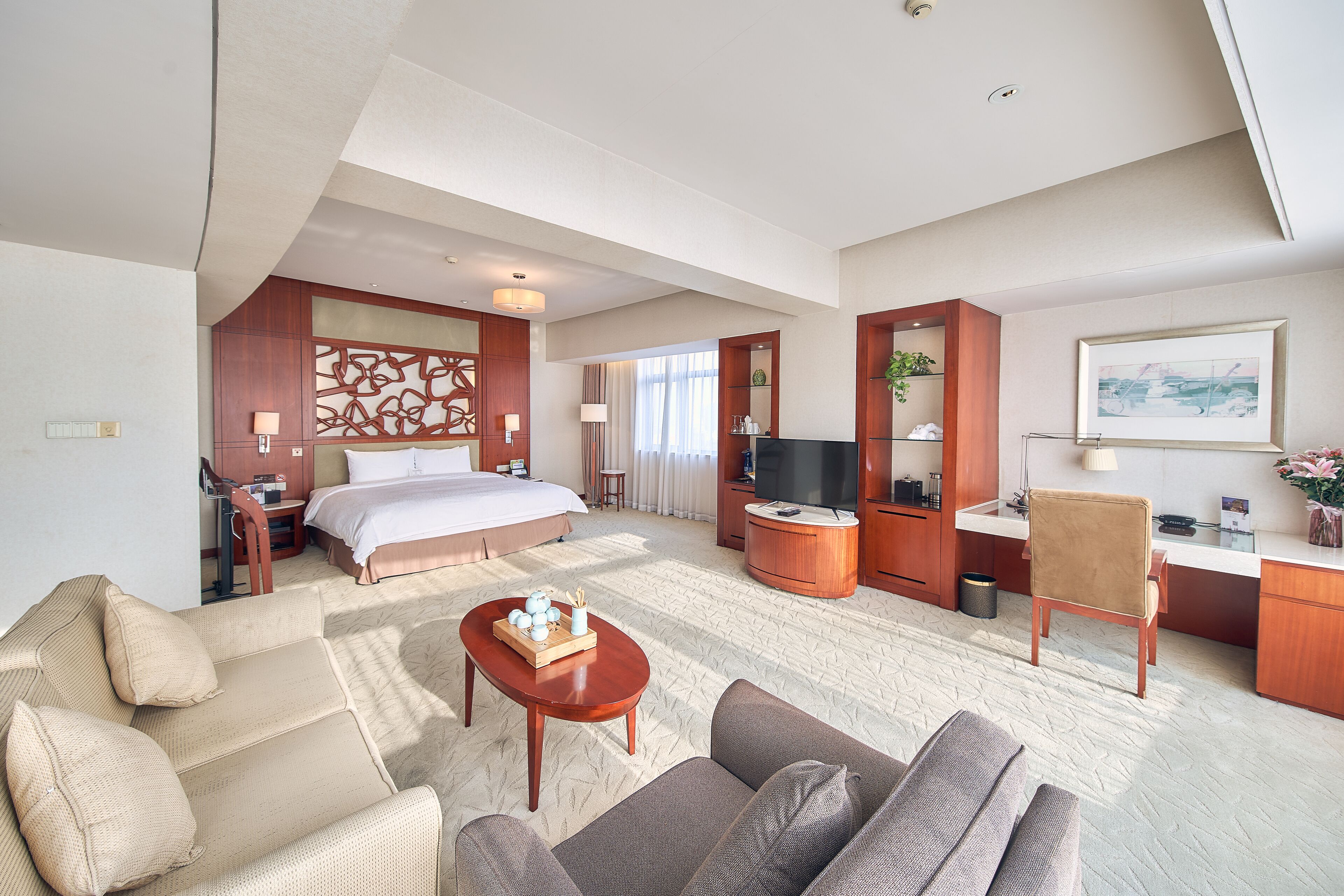 Habitación Grand | Minibar, caja fuerte, escritorio y cortinas opacas