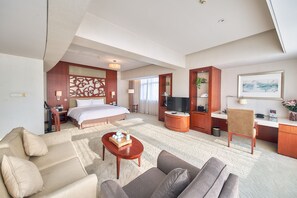 Grand View Room | Minibar, in-room safe, desk, blackout drapes