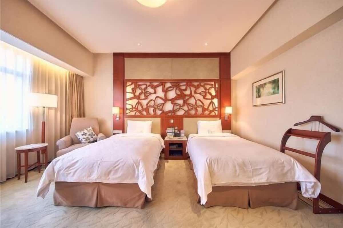 Een minibar, een kluis op de kamer, een bureau, verduisterende gordijnen